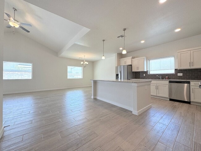 Building Photo - East El Paso 4 bed 2 Bath Refrig A/C!