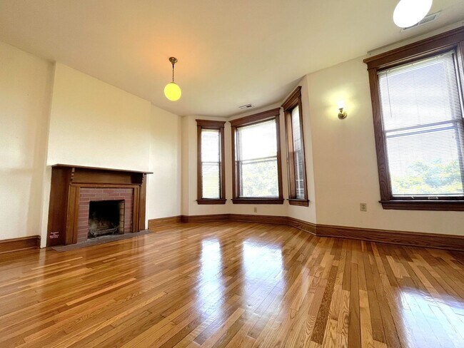 Building Photo - 1417 W Belle Plaine Ave