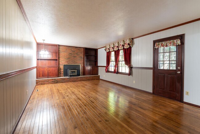 Building Photo - 2916 S Rochelle Ave