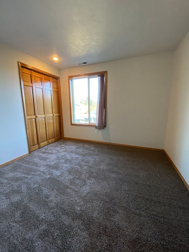 Building Photo - Spacious & Updated 4 Bedroom 2.5 Bath In H...