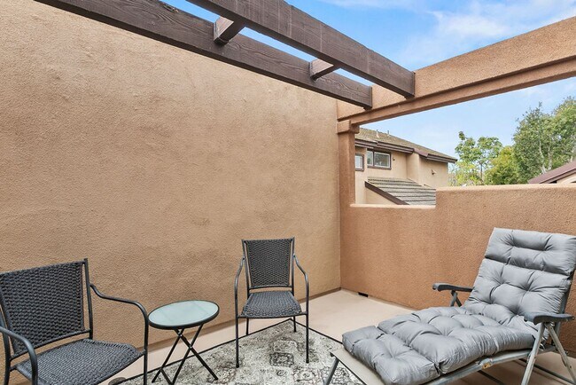 Building Photo - Furnished Bear Brand condo with Walkabilit...