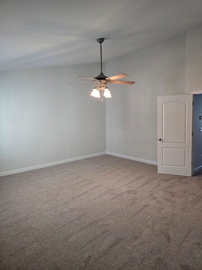 Building Photo - 4 Bedroom Heritage Townhome