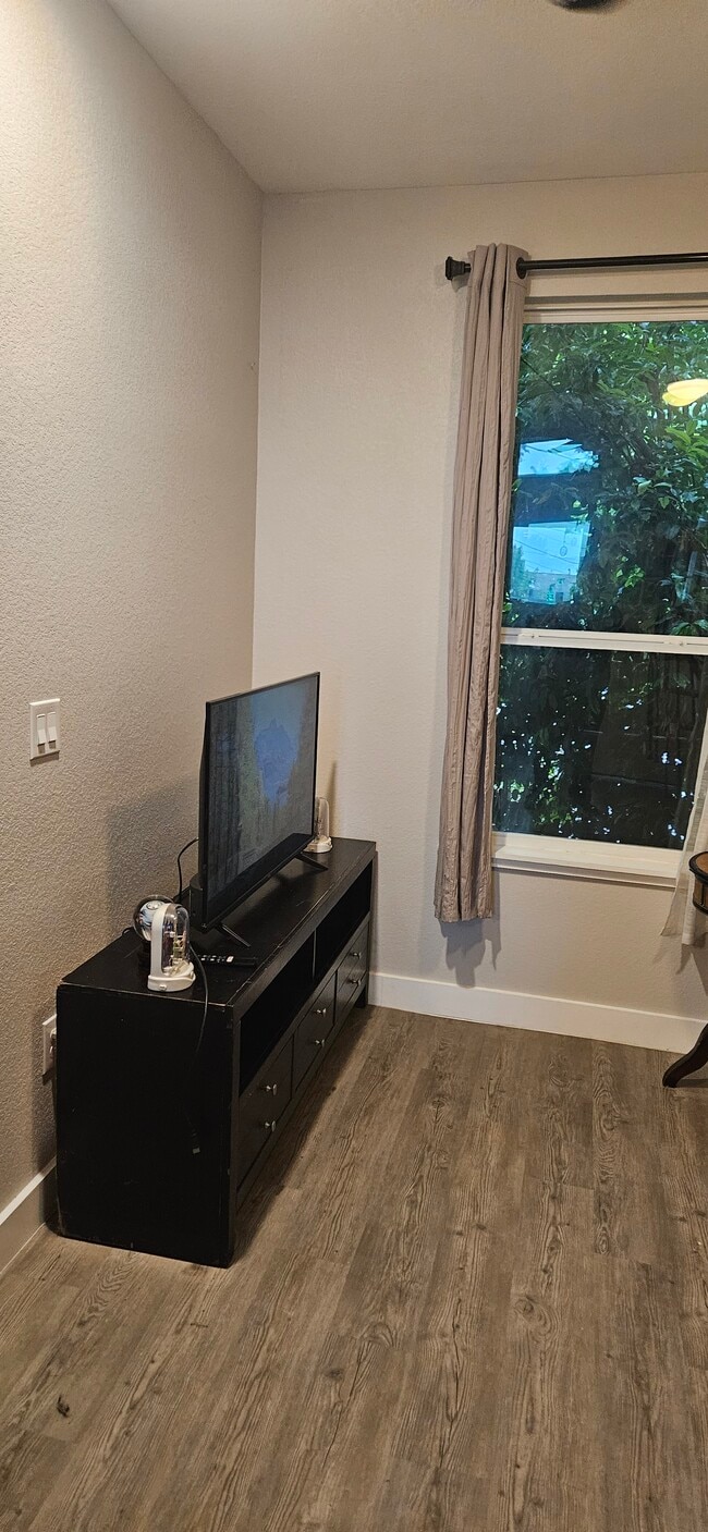 Building Photo - 3014 E 16th St