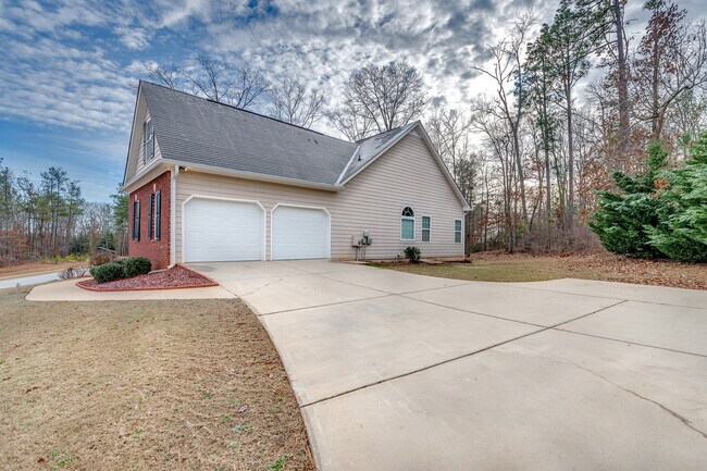 Building Photo - Huge 2 Homes in 1 with 2 full kitchens
