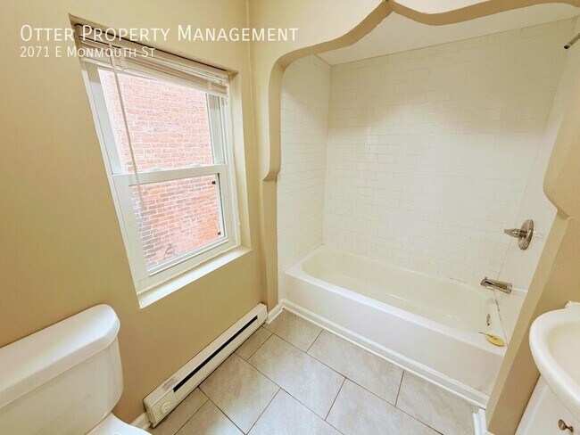 Building Photo - 2071 E Monmouth St