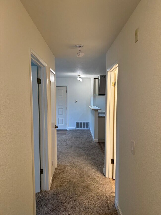 Building Photo - Adorable 2-bedroom 1 full bath and 1 car garage available now