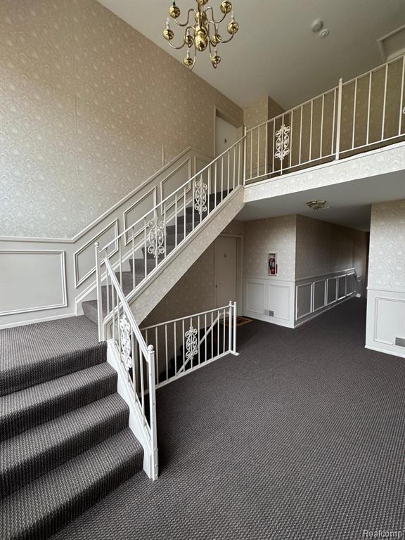 Building Photo - 587 E Fox Hills Dr