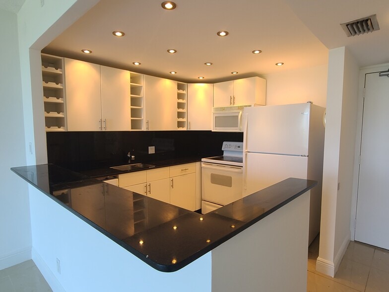 Building Photo - 20335 W Country Club Dr