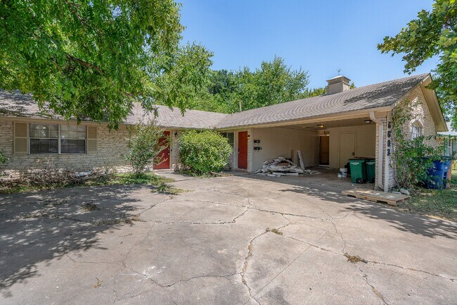 Building Photo - "Charming 2-Bed Duplex in Austin's Vibrant...