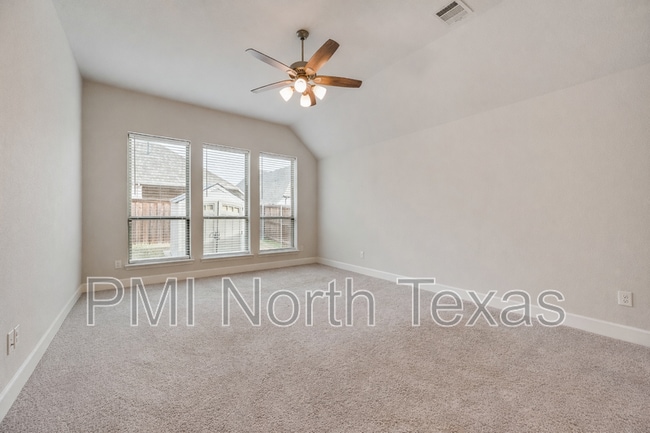 Building Photo - 332 Oak Hollow Way