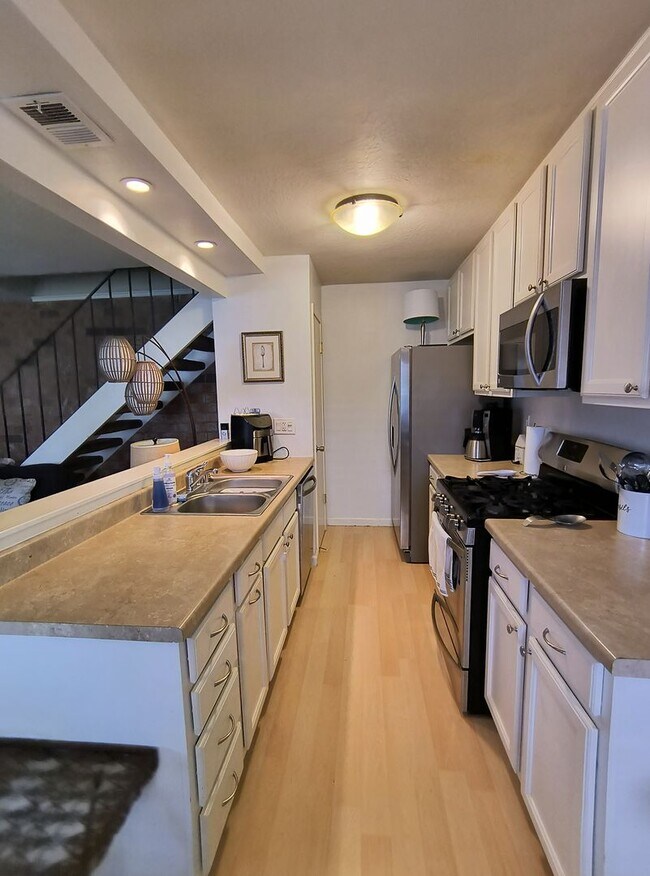 Building Photo - AVAILABLE NOVEMBER 1ST! Cute updated 2 bed...