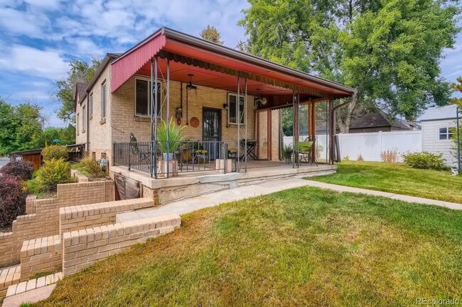 Building Photo - West Highlands - Amazing 32nd Ave, 2 Bed, 1 Bath Unit in Duplex- Shared Yard/Common Space