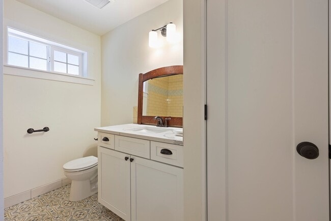 Building Photo - MOVE IN READY NOW! Stylish One-Bedroom A/C...