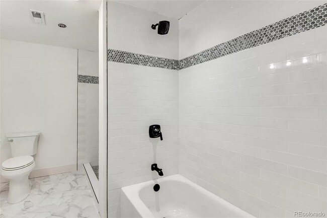 Building Photo - Gorgeous 5 Bedroom 2 1/2 Bathroom Littleto...