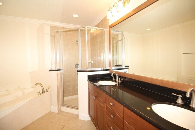 Building Photo - Luxury End Unit 3/2 Condo in Reunion