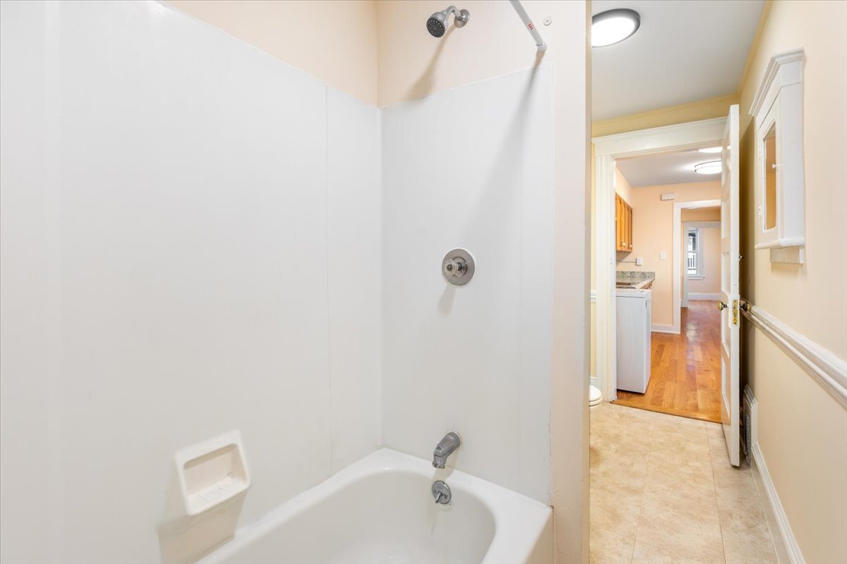 Building Photo - 52 Roslyn St