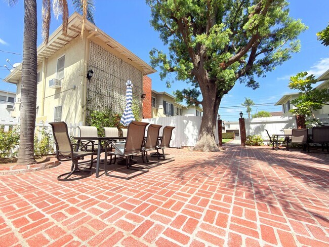 Building Photo - 12552 Oxnard St