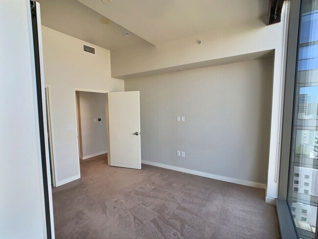 Building Photo - Luxury 1 Bedroom Condo at Axis on the 20th Floor – Custom Finishes Throughout, Beautiful Views!