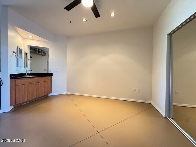 Building Photo - 1701 E Colter St