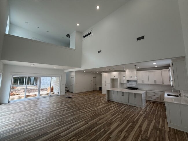 Building Photo - 916 N Sang Ave