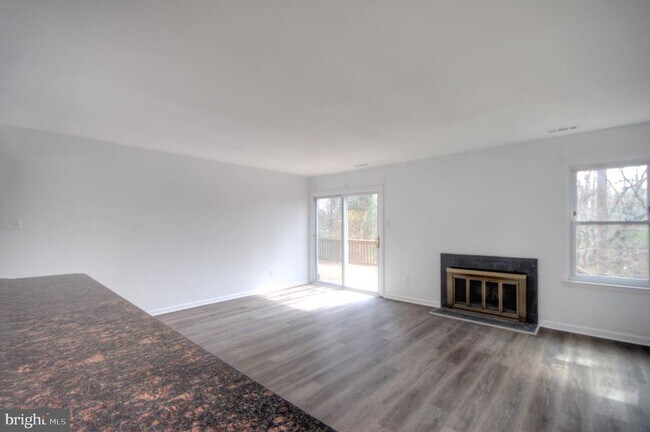 Building Photo - 49 Brambling Ln