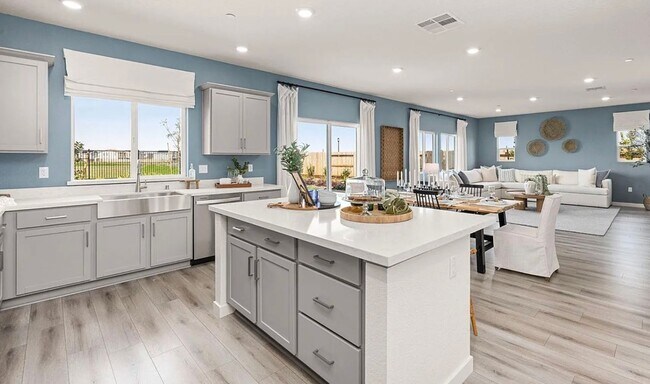 Building Photo - Spectacular New 5/3 Bath Available Now!