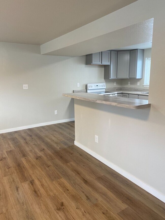 Building Photo - De La Vista-311