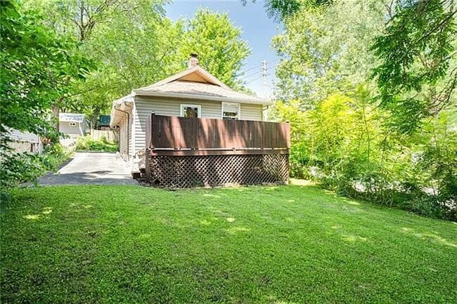 Building Photo - Charming West Plaza Bungalow