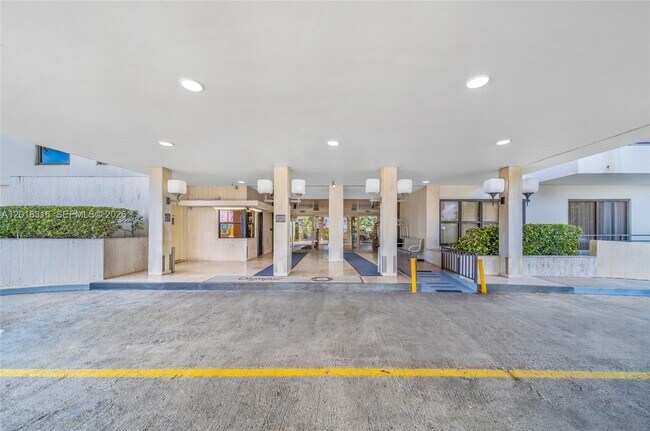 Building Photo - 2500 Parkview Dr