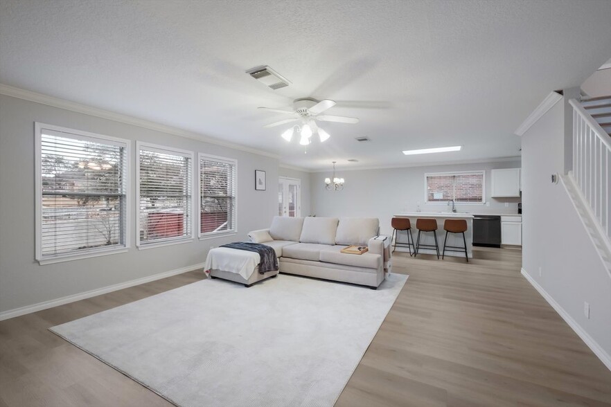 Building Photo - 834 Quitman Oak