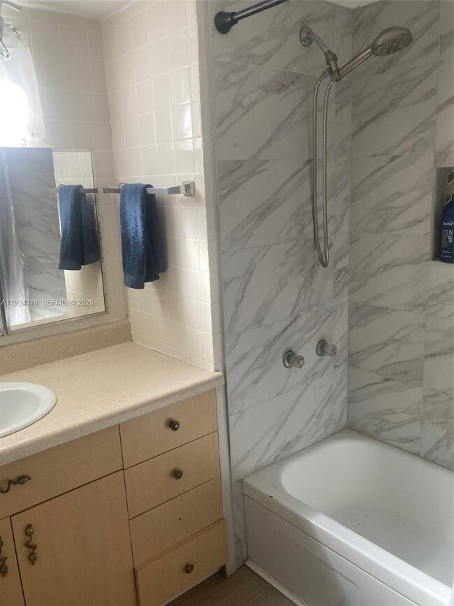 Building Photo - 310 NE 45th Pl