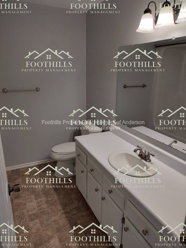 Building Photo - 213 Lake Forest Cir