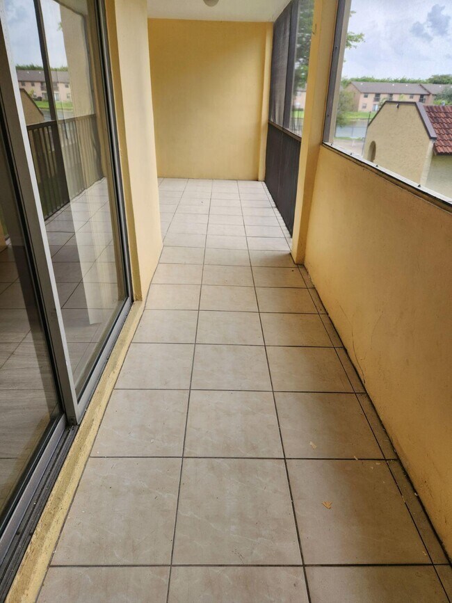 Building Photo - 3905 N Nob Hill Rd