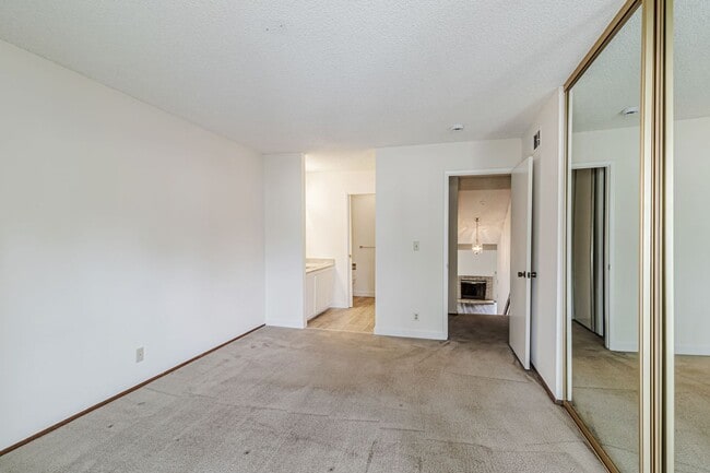 Building Photo - 2 bedroom, 2 bath townhome in the Northpoint HOA!