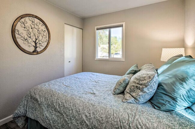 Building Photo - 1217 Falcon Ave