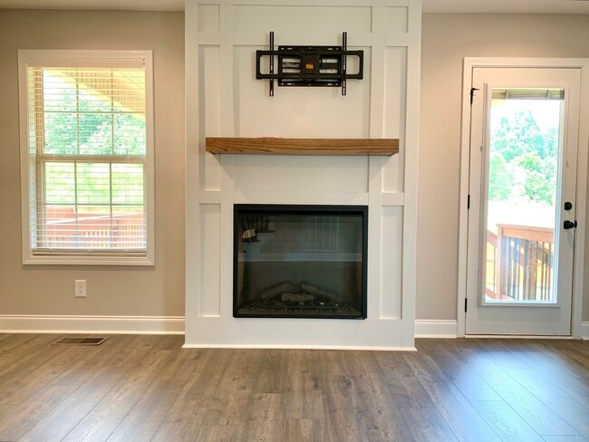 Building Photo - 733 Banister Dr