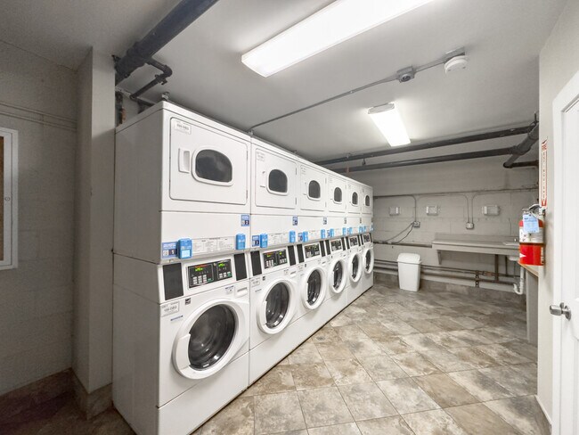 Building Photo - 630 W Wrightwood Ave