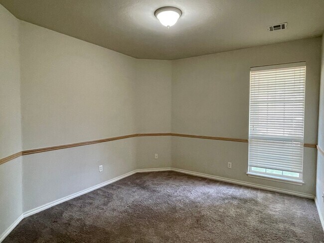 Building Photo - Great 3 Bed 2 Bath Duplex in a Gated Neighborhood!!