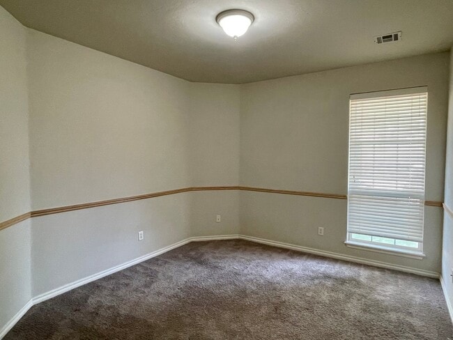 Building Photo - Great 3 Bed 2 Bath in a Gated Neighborhood!!