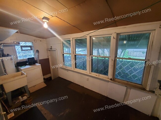 Building Photo - Private 1 bedroom house with Office space!!