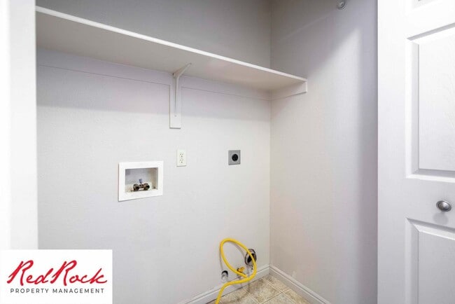 Building Photo - 3 Bed 2 Bath, 2 Car Garage with a Fully Fe...