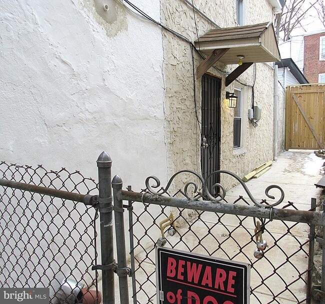 Building Photo - 708 Oak Ln