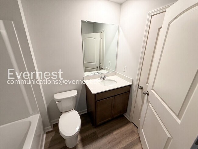 Building Photo - 3 Bed/2.5 Bath Town Home with Garage / Pet-Friendly / Vouchers Accepted / Coming Soon!