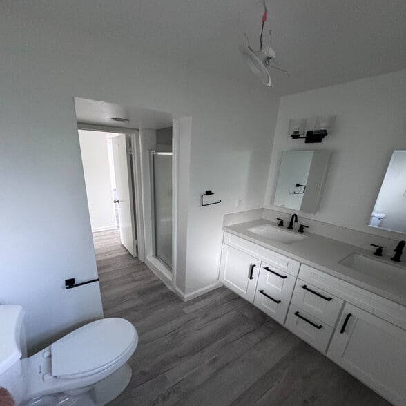 Building Photo - 5527 Radford Ave