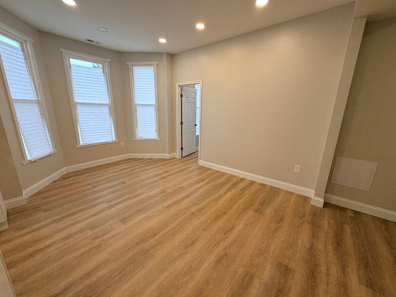 Building Photo - 3 E Overlea Ave