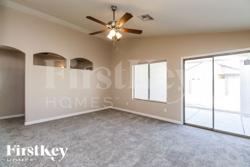 Building Photo - 930 E Nardini St