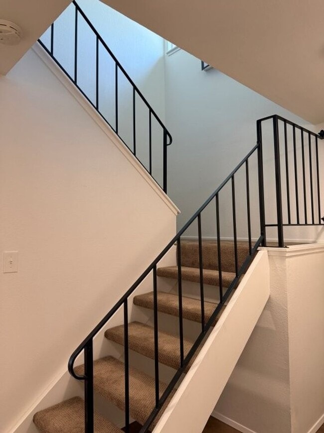 Building Photo - Updated Knollwood Condo with Community Pool