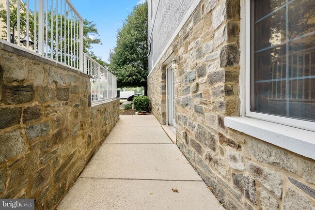 Building Photo - 4189 S Four Mile Run Dr