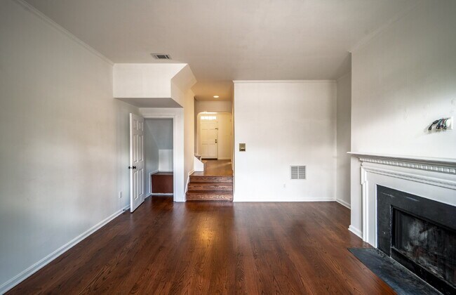 Building Photo - Sophisticated Townhome Steps from East Fal...