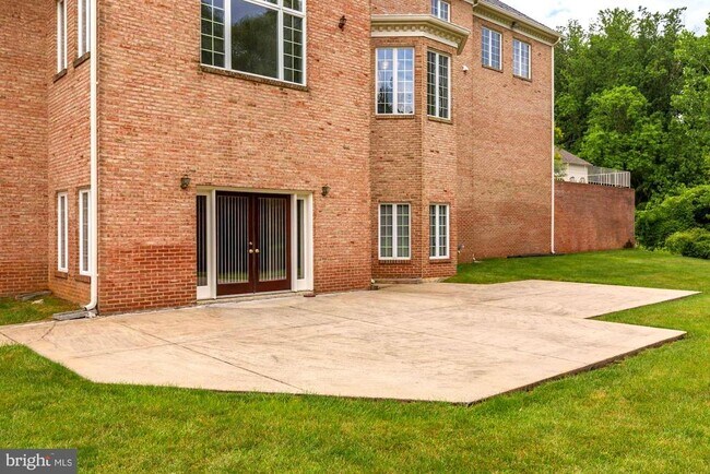 Building Photo - 914 Helga Pl